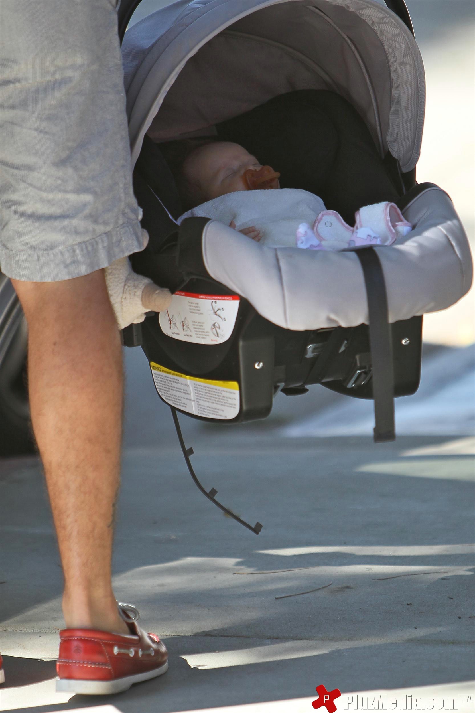 Jessica Alba and Cash Warren take Honor Marie and new baby Haven for breakfast | Picture 98015